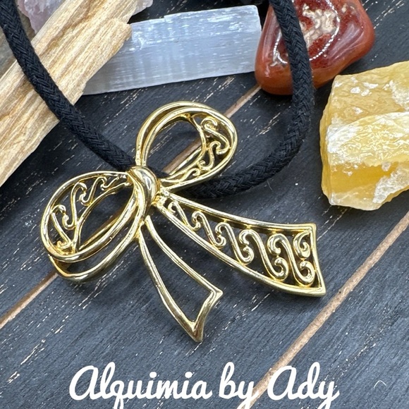 Elegant Gold Bow Necklace - Picture 2 of 4